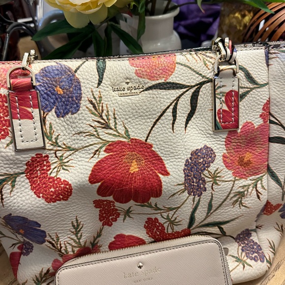 Kate Spade Kingston Drive Vivian Blossom bag and a cream wallet - Picture 5 of 16